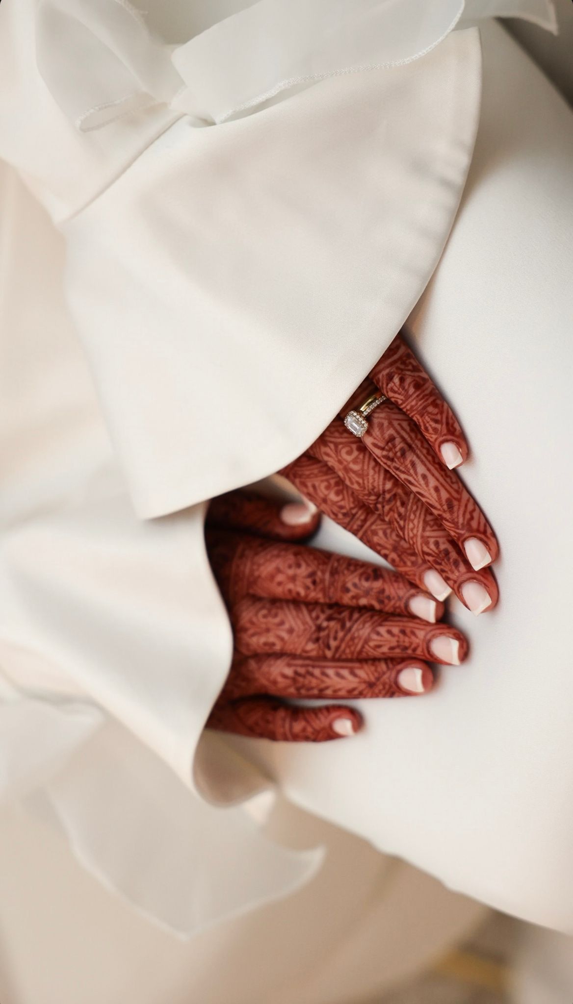 De handen van een bruid, met verfijnde henna en sieraden
